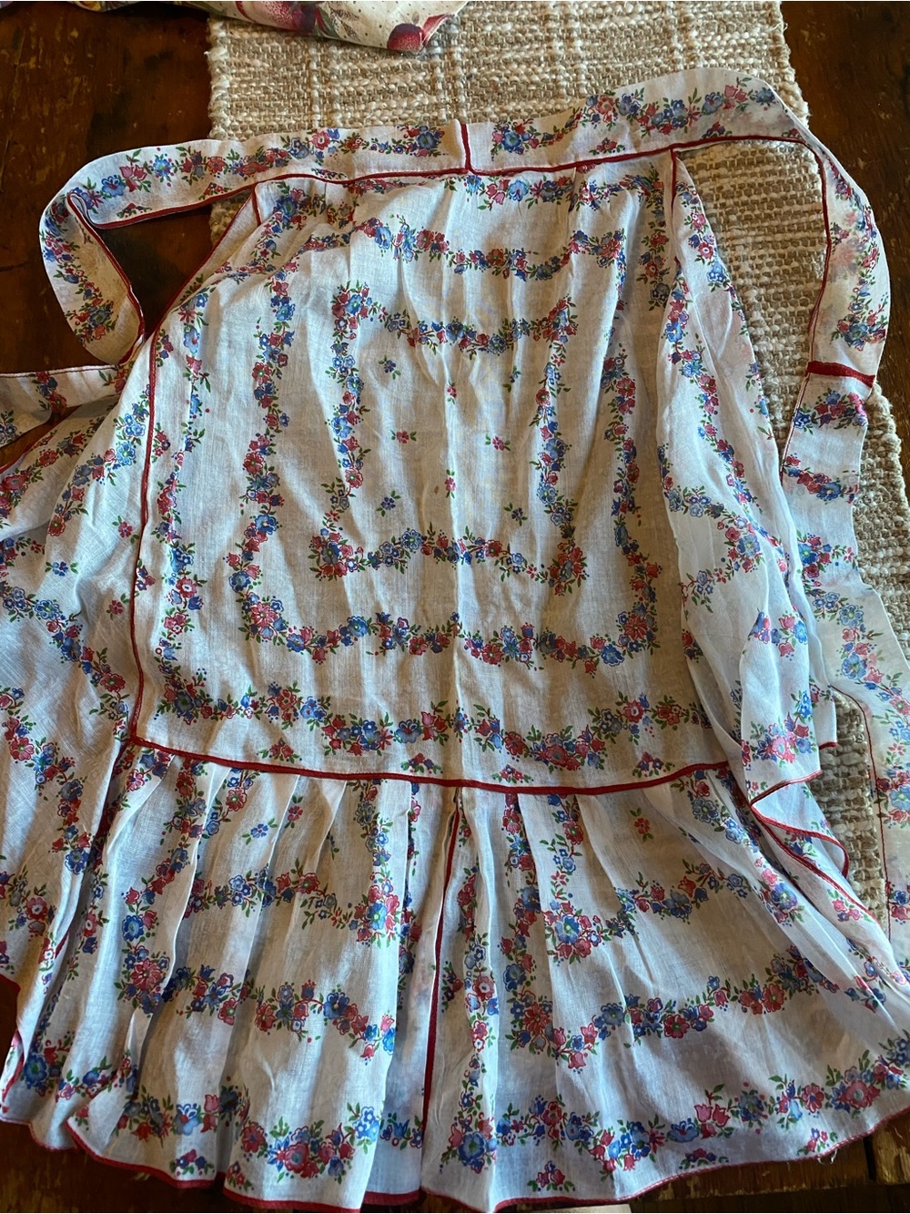 Adorable set of 5 vintage aprons - Picture 4 of 6